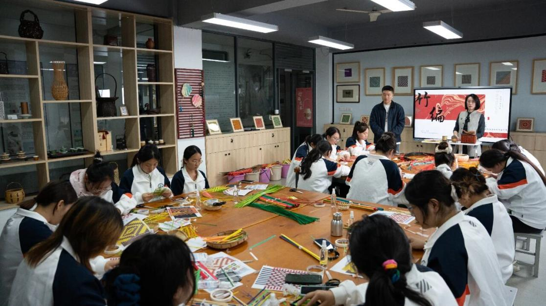 为非遗“添彩”，为青春“赋能”：江苏建院的文化育人新实践